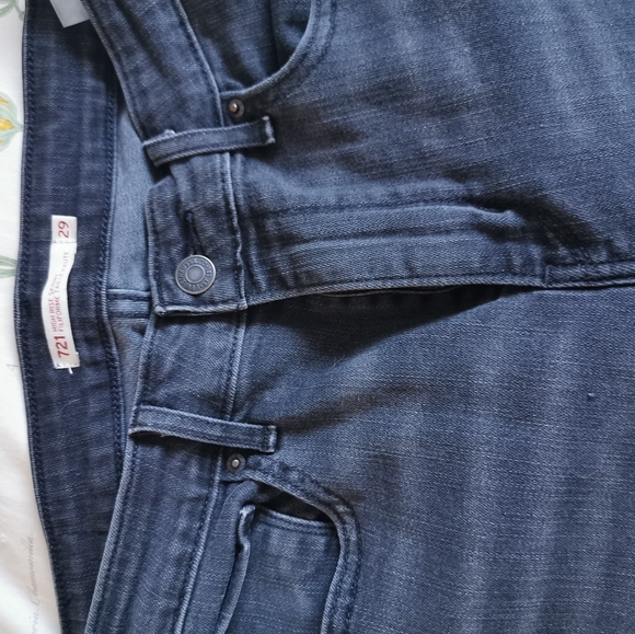 Levi's 721 highrise in soft black, like new condition. - Picture 2 of 4